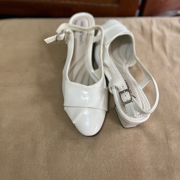 Easy Street Medium Width Sling Backs - Picture 2 of 2